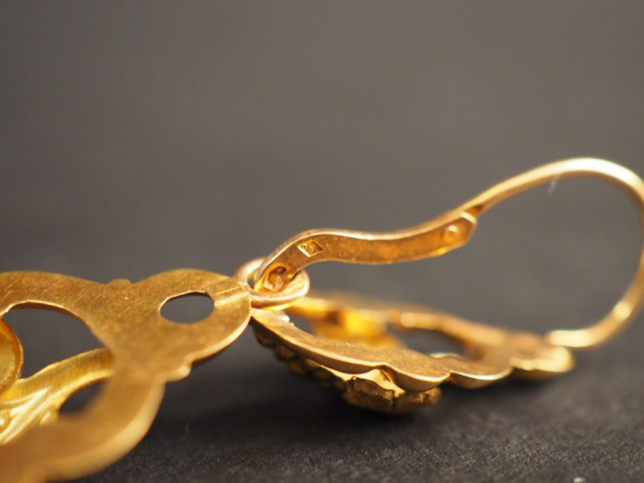 Paire de perces oreilles en or jaune, à décor de grappes de raisin. H.