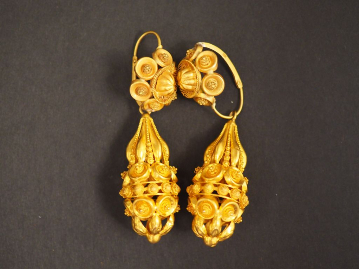 Paire de perces oreilles en or jaune, ornée d'une pendeloque à décor d