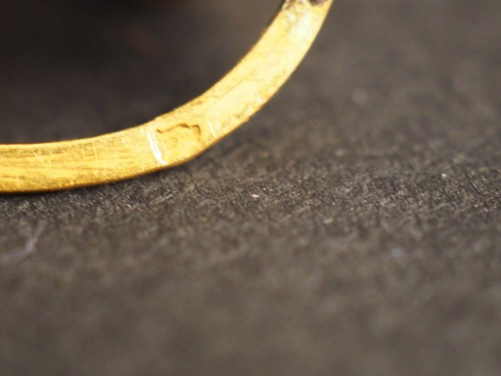 Paire de perces oreilles en or jaune, ornée d'une pendeloque à décor d