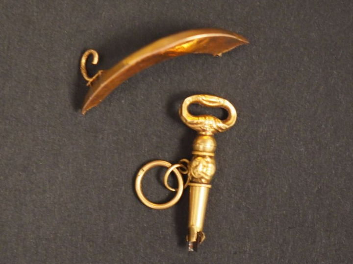 Ensemble comprenant :  - un élément de boche en or jaune. - un élément