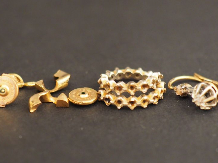 Ensemble comprenant :  - deux éléments de maillon de gourmette - un él