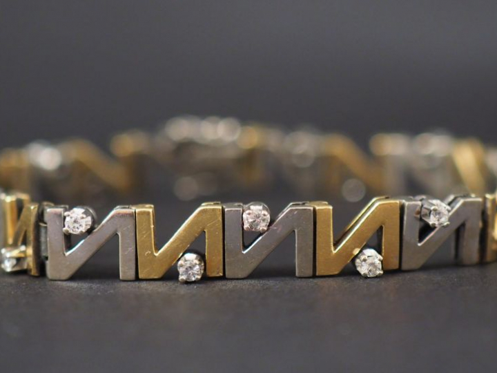 Bracelet articulé deux tons d'or et vingt-deux petits diamants, à déco