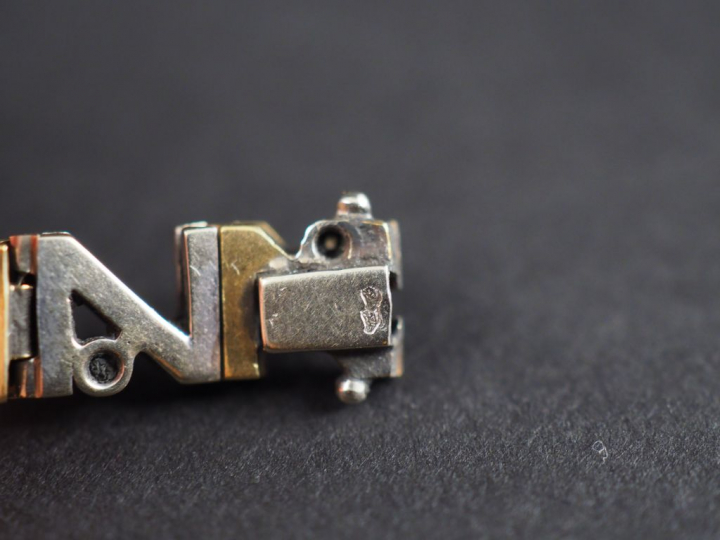 Bracelet articulé deux tons d'or et vingt-deux petits diamants, à déco