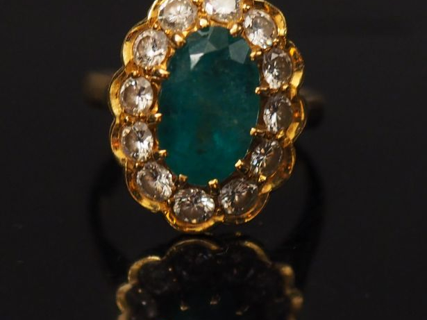 Bague marguerite en or jaune, sertie en son centre d'une émeraude ento