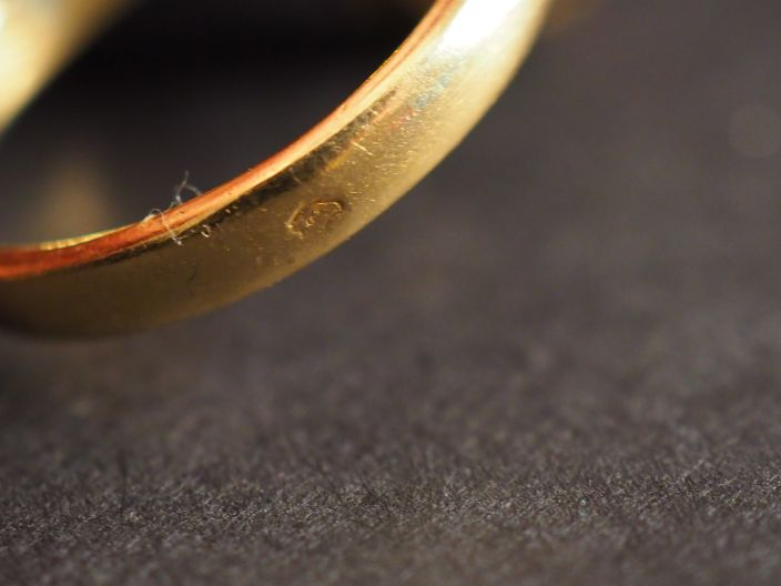 Bague marguerite en or jaune, sertie en son centre d'une émeraude ento