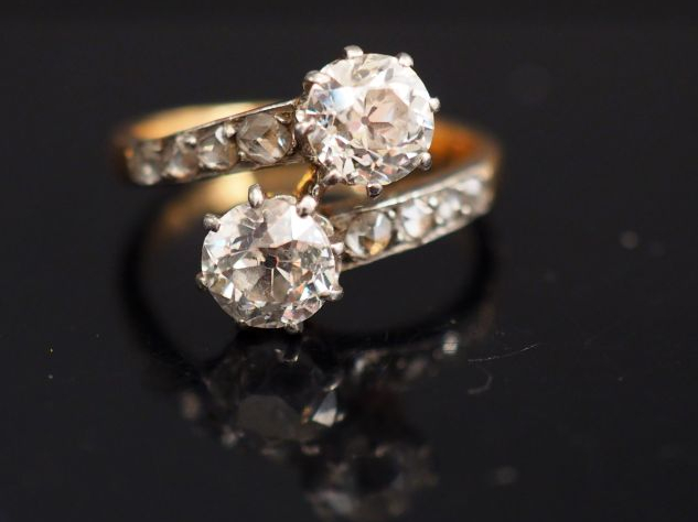 Bague "Toi   Moi" en or jaune, sertie de deux diamants taille ancienne