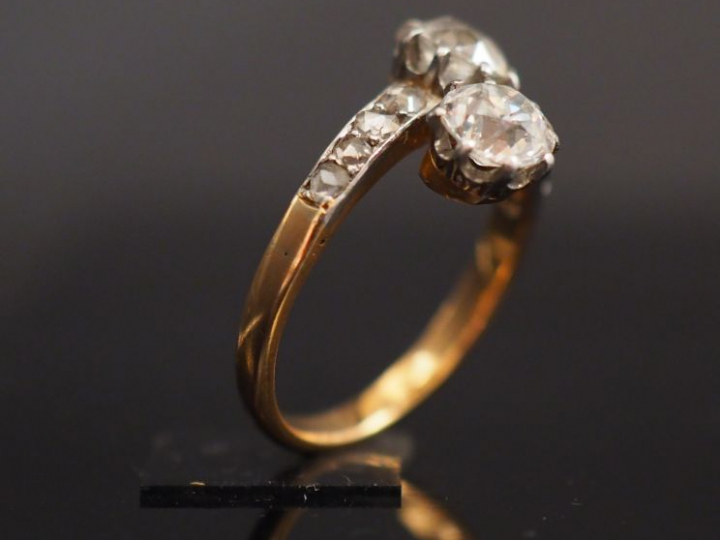 Bague "Toi   Moi" en or jaune, sertie de deux diamants taille ancienne