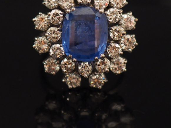 Bague en or blanc en forme de fleur, ornée en son centre d'un saphir e