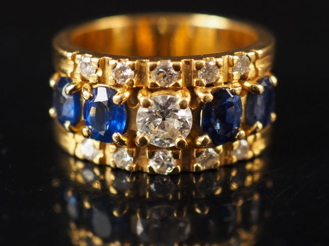 Bague jonc en or jaune, sertie en son centre d'un diamant de 0,3 ct en