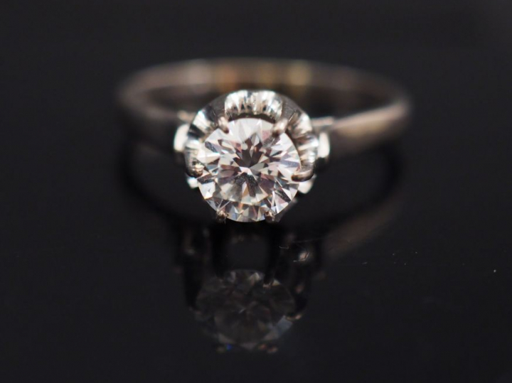 Bague solitaire en or blanc, sertie d'un diamant taille ancienne de 0,