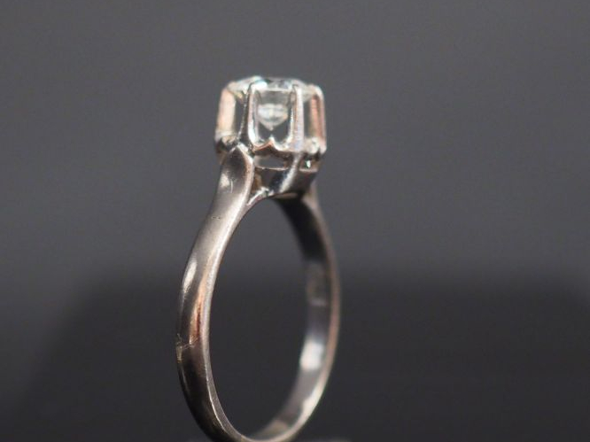 Bague solitaire en or blanc, sertie d'un diamant taille ancienne de 0,