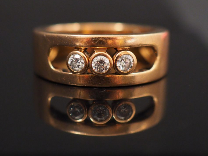 MESSIKA. Bague "Move" en or, orné de trois petits diamants mobiles. Si