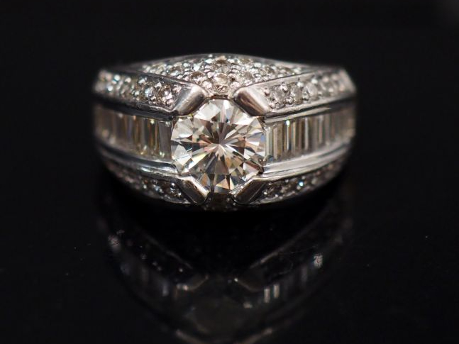 Bague dôme en or jaune, sertie en son centre d'un diamant d'environ 1,