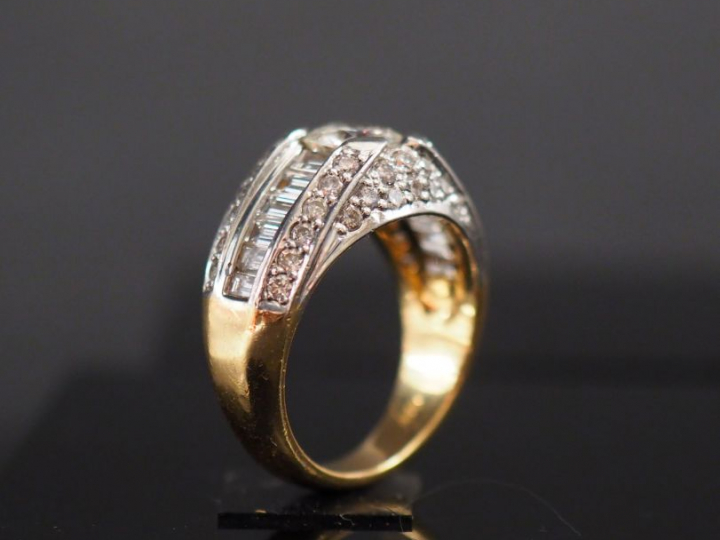 Bague dôme en or jaune, sertie en son centre d'un diamant d'environ 1,