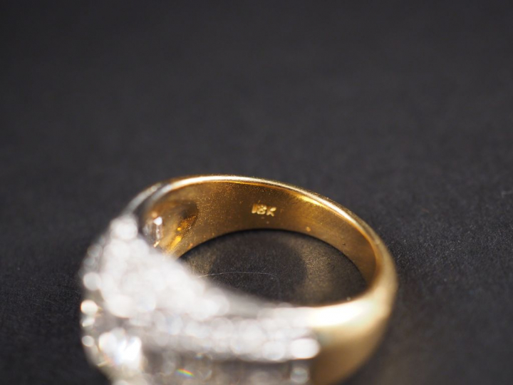 Bague dôme en or jaune, sertie en son centre d'un diamant d'environ 1,