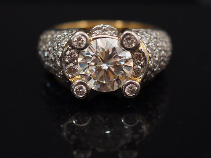 Bague en or jaune, sertie en son centre diamant d'environ 1,82 ct.  Mo