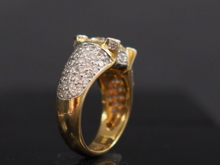 Bague en or jaune, sertie en son centre diamant d'environ 1,82 ct.  Mo