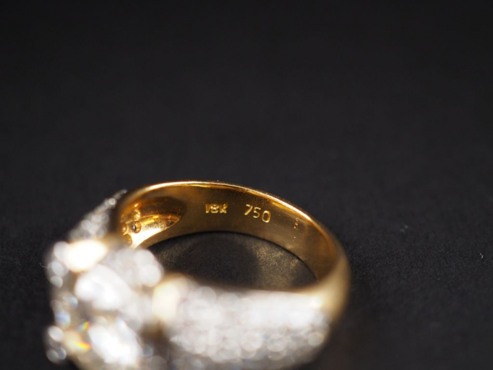 Bague en or jaune, sertie en son centre diamant d'environ 1,82 ct.  Mo