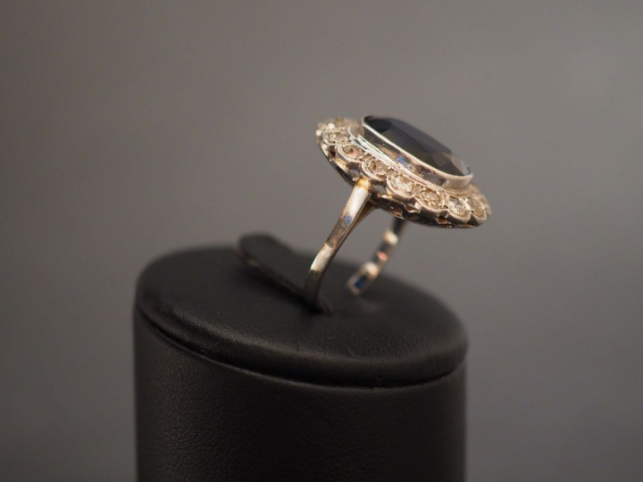 Bague marguerite en or blanc, sertie en son centre d'un saphir entouré