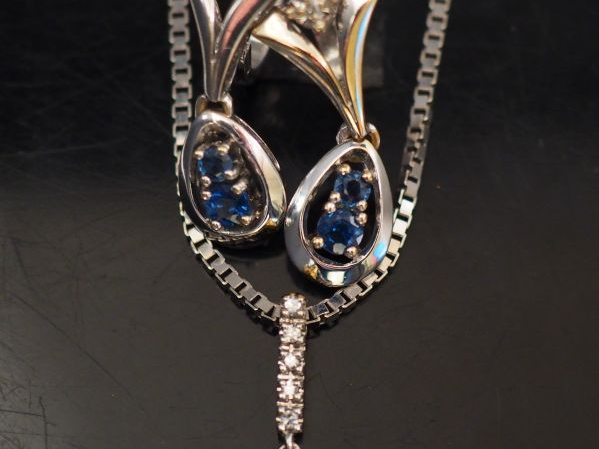 Parure en or blanc, saphirs et petits diamants. Comprenant :  - une pa