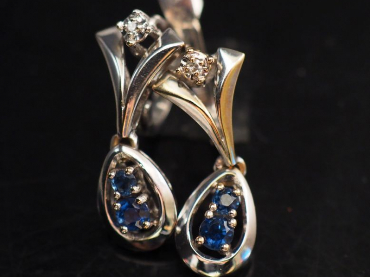 Parure en or blanc, saphirs et petits diamants. Comprenant :  - une pa