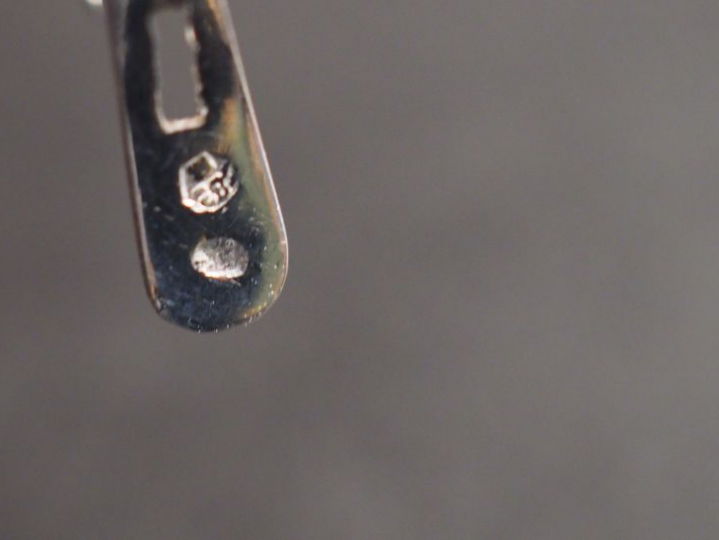 Parure en or blanc, saphirs et petits diamants. Comprenant :  - une pa