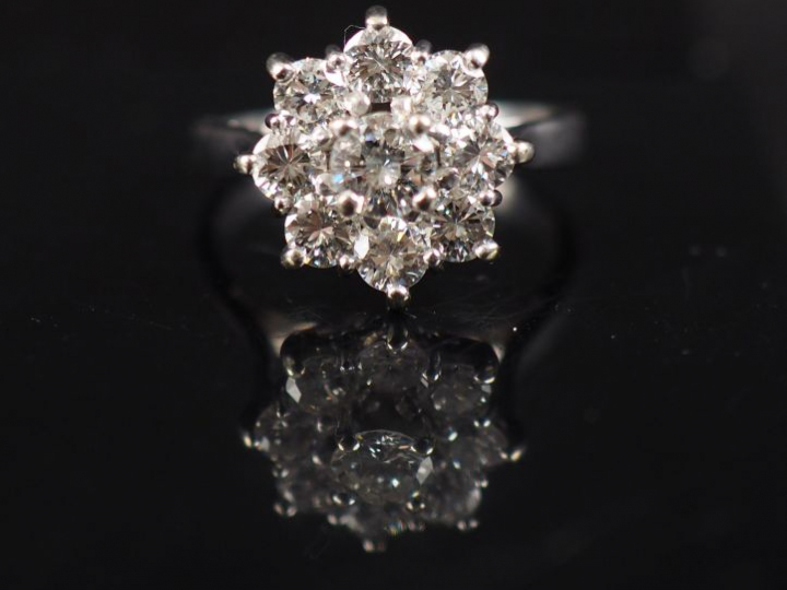 Bague marguerite en platine ornée en son centre d'un diamant de 0,2 ct