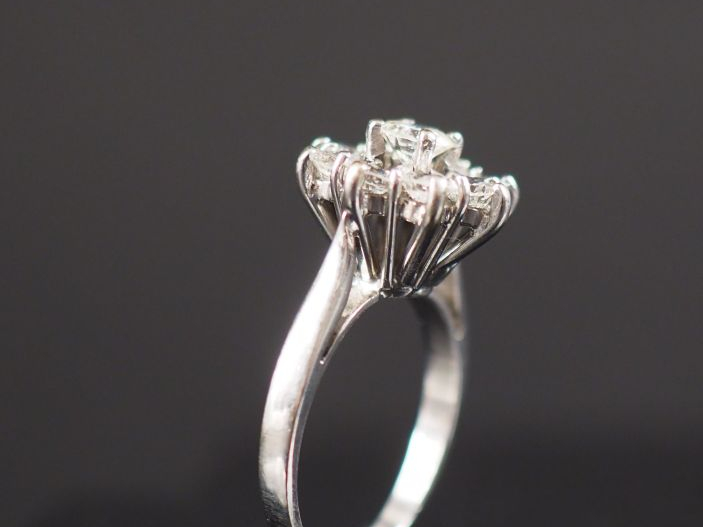 Bague marguerite en platine ornée en son centre d'un diamant de 0,2 ct