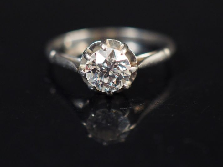 Petit bague en or blanc sertie d'un diamant taille ancienne de 0,5 ct 