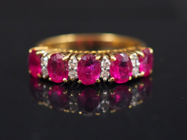 Bague pont en or jaune, sertie de rubis et petits diamants alternés. T