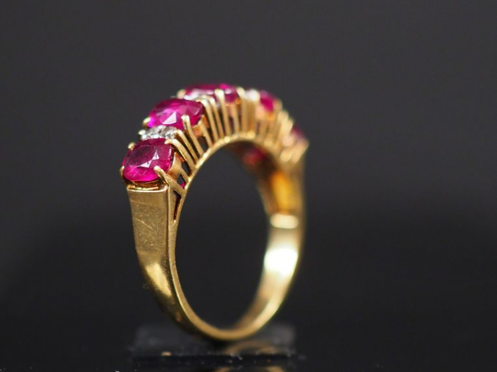 Bague pont en or jaune, sertie de rubis et petits diamants alternés. T