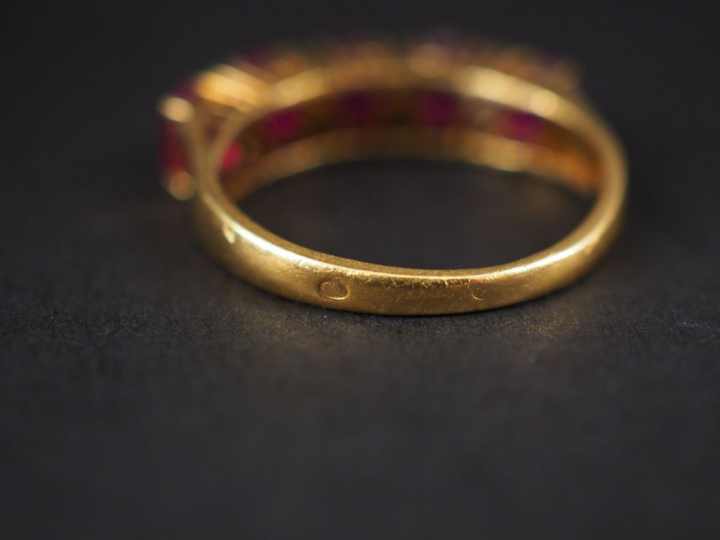 Bague pont en or jaune, sertie de rubis et petits diamants alternés. T