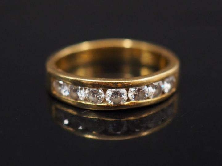 Demi alliance américaine en or jaune, sertie de sept petits diamants. 