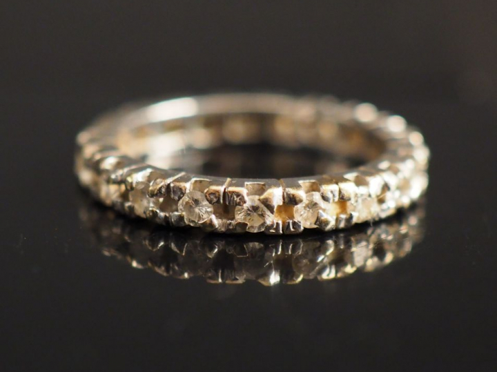 Alliance américaine en or blanc et diamants.  TDD. 54 1/2 Poids tel. 3