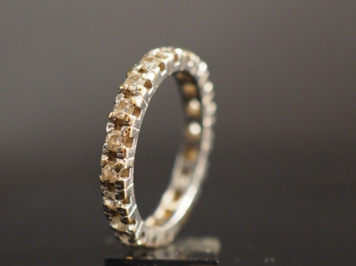 Alliance américaine en or blanc et diamants.  TDD. 54 1/2 Poids tel. 3