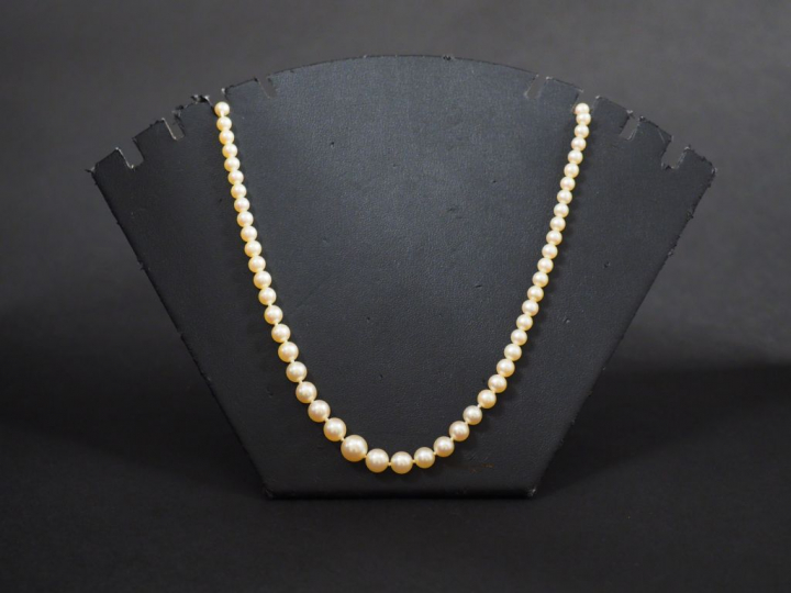 Collier de perles de culture disposées en chute.  Joli fermoir en or b