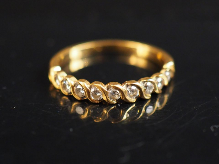 Demi alliance américaine en or jaune et diamants. TDD. 51 Poids tel. 1