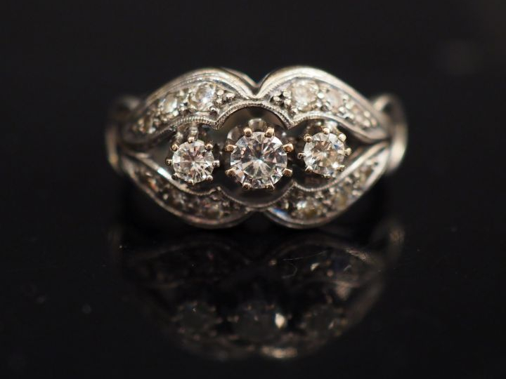 Bague pont en or blanc 14K, sertie de trois diamants centraux entourés