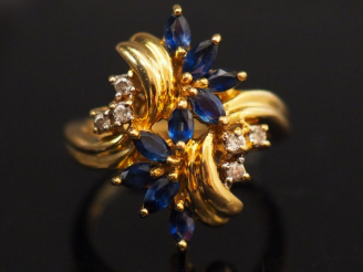 Vente aux enchères Bague en or jaune, sertie de saphirs et petits diamants, à décor de mo