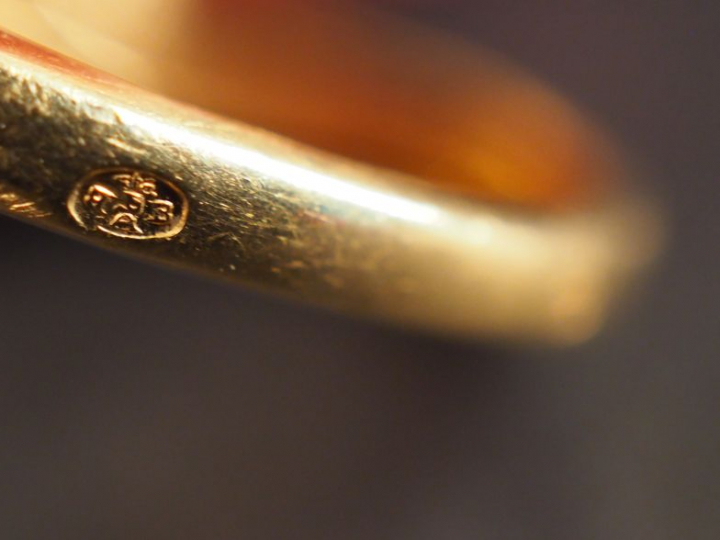 Bague en or jaune, sertie de saphirs et petits diamants, à décor de mo