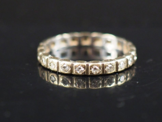 Vente aux enchères Alliance américaine en or blanc et petits diamants. TDD. 52 Poids tel.