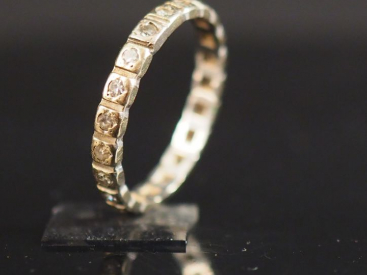 Alliance américaine en or blanc et petits diamants. TDD. 52 Poids tel.