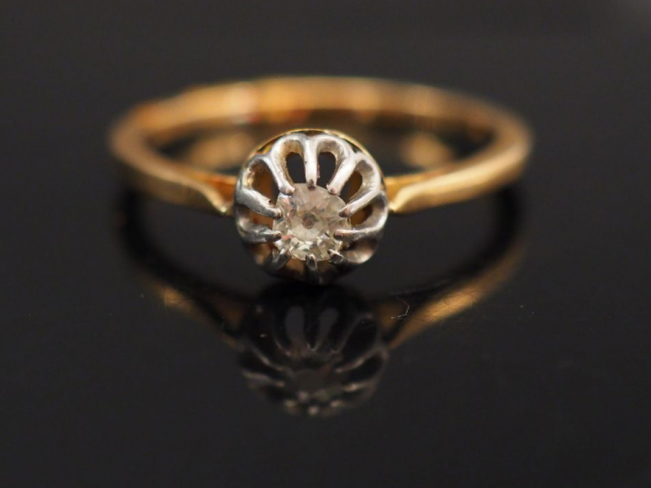 Bague en or jaune, sertie d'un petit diamant taillé en rose de 0,1 ct 