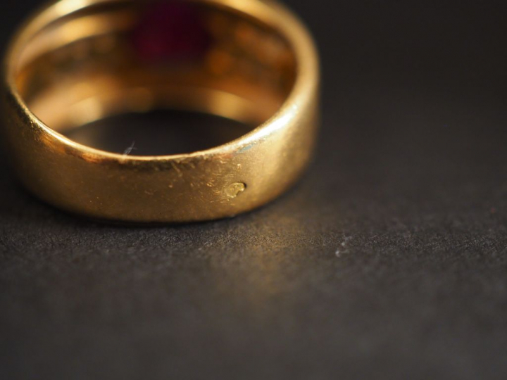 Bague jonc en or jaune, sertie en son centre d'un rubis épaulé de peti