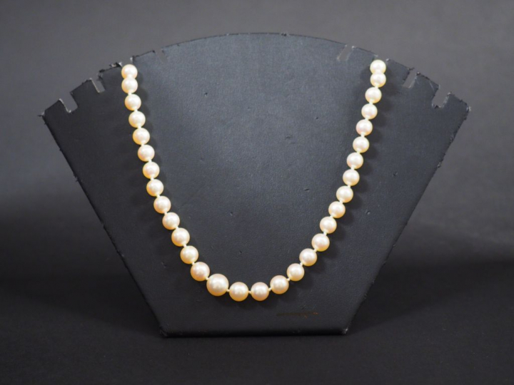 Collier de perles de culture.  Joli fermoir en or blanc, serti de troi