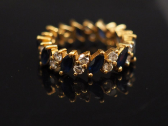 Vente aux enchères Alliance en or jaune, sertie de saphirs et petits diamants. TDD. 49 1/