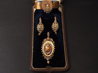Vente aux enchères Parure Napoléon III en or jaune et perles. Comprenant :  - un bracelet