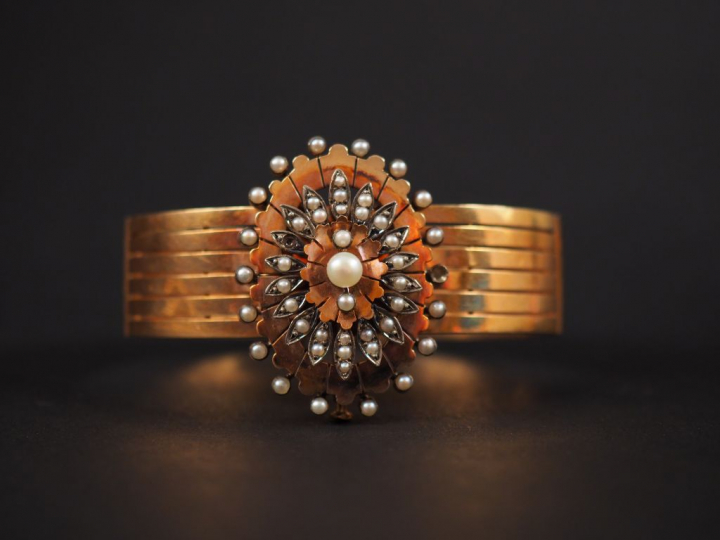 Parure Napoléon III en or jaune et perles. Comprenant :  - un bracelet