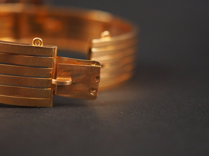 Parure Napoléon III en or jaune et perles. Comprenant :  - un bracelet