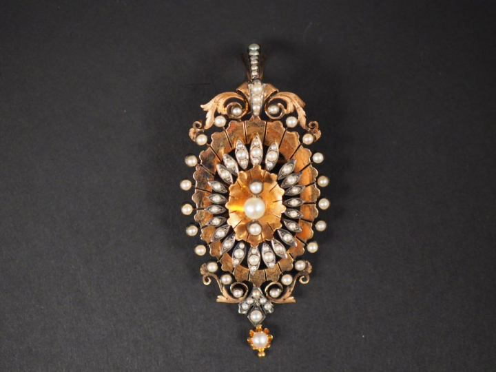 Parure Napoléon III en or jaune et perles. Comprenant :  - un bracelet